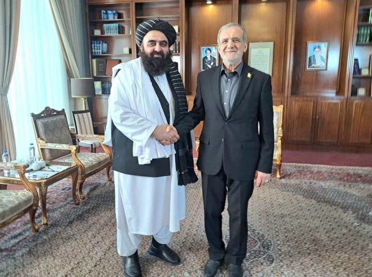 د پزشکیان او متقي لیدنه؛د کابل او تهران ترمنځ د اړیکو پر پراختیا او د افغان کډوالو پر ستونزو خبرې شوې