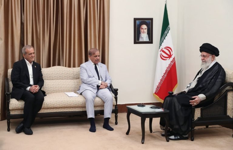 د سیمې هیوادونو ته د شریف سفر؛علي خامنه‌یي او شهباز شریف په غزې د اسرایيلو بریدونه غندلي