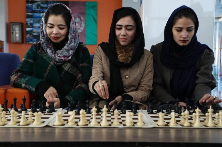 د شطرنج نړیوال فدراسیون:د طالبانو حکومت له لوري پر شطرنج بندیز اندېښمن کړي یوو