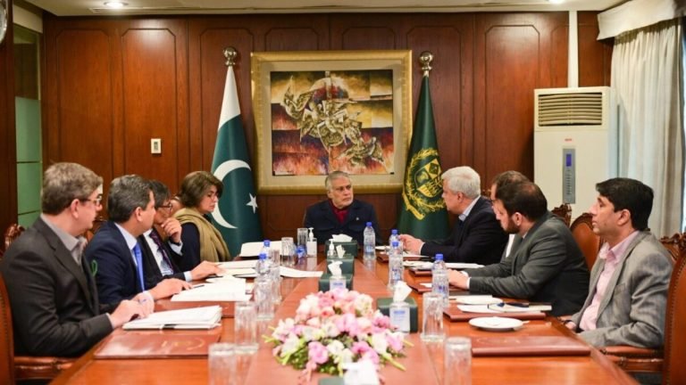 اسحاق ډار:پاکستان له افغانستان سره د سولې پر بنسټ اړیکو ته ژمن دی