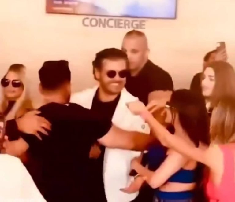 اردن؛یو سړي خپله مېرمن له دې امله طلاقه کړې، چې د هنرمند راغب علامه هرکلي ته ورغلې وه