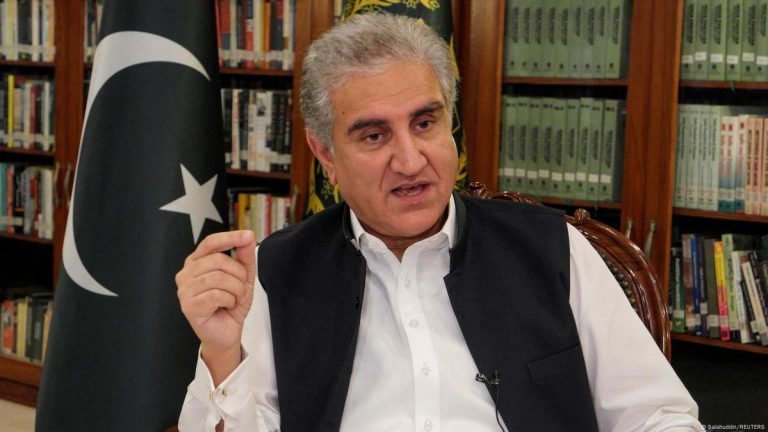 شاه‌محمود قریشي؛د زړه د حملې له کبله له زندان څخه روغتون ته وړل شوی