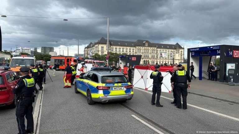 رویټرز:هامبورګ کې په چاقو د وهل شویو ۱۸ تنو له منځه د څلورو تنو روغتیايي وضعیت نازک دی