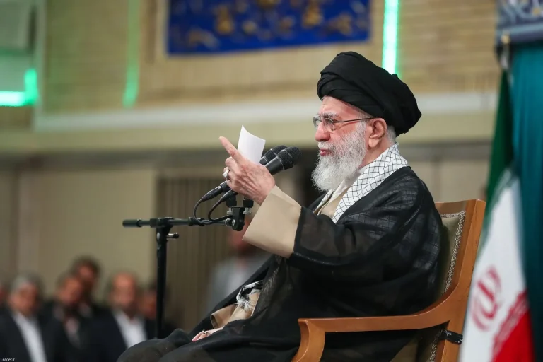 علي خامنه‌يي:ایران خپله سیاسي تګلاره لري او د کوم چا فرمایشونه نه مني