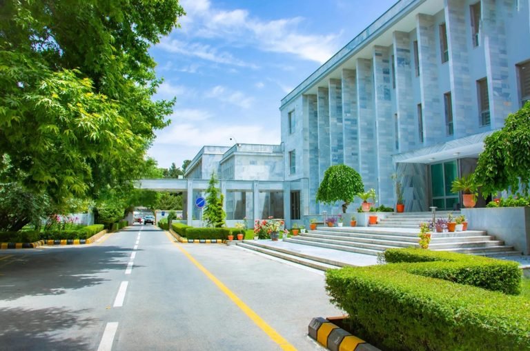 طالبان :هند او پاکستان باید خپلې ستونزې د دیپلوماسۍ له لارې حل کړي