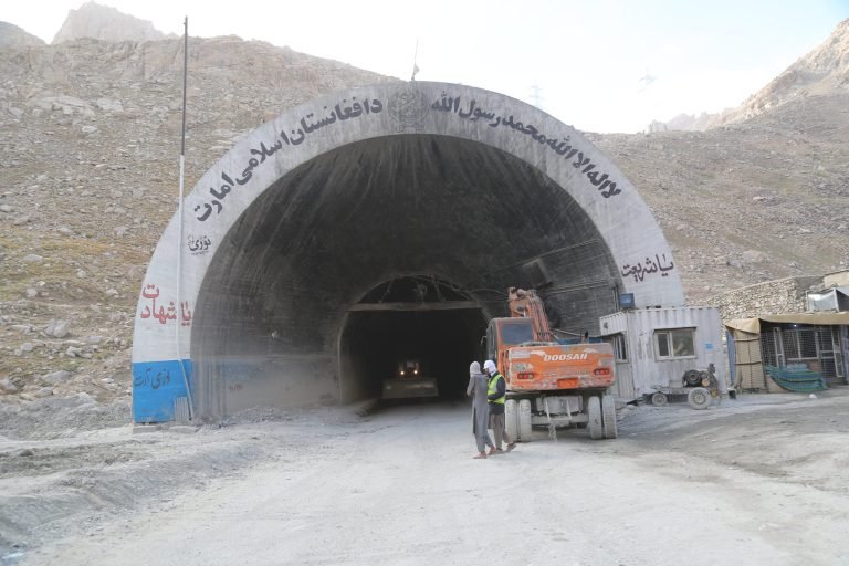 د سالنګ لویه لاره؛د مسافر وړونکو لویو موټرو پر مخ وتړل شوه