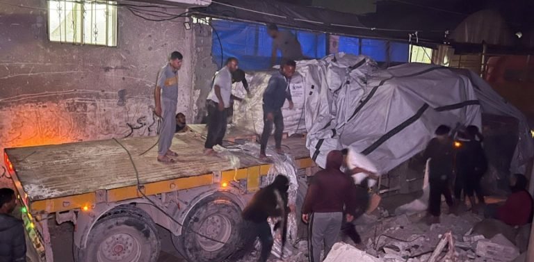 رویټرز:غزې ته ۱۰۷ مرستندویه لارۍ داخل شوې؛ خو جګړه او لوږه لا هم دوام لري