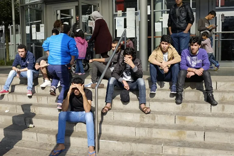 پولیتیکو:د آلمان له لوري د کډوالو د پروګرام ځنډ زرګونه افغانان له خطر سره مخ کړي