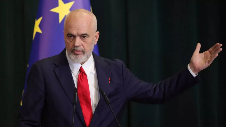 د البانیا لومړی وزیر:له ټولنې څخه د افغان ښځو پر وتلو چوپ نه پاتې کېږو