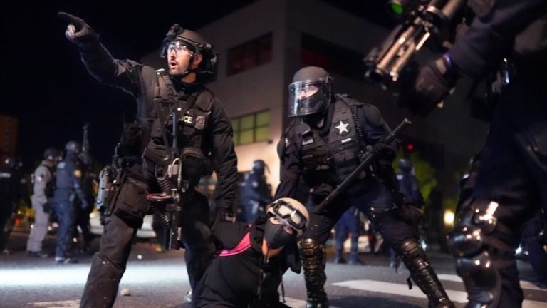 امریکایي پولیسو؛په سانفرانسسیکو کې۶۰ مظاهره‌چیان نیولي