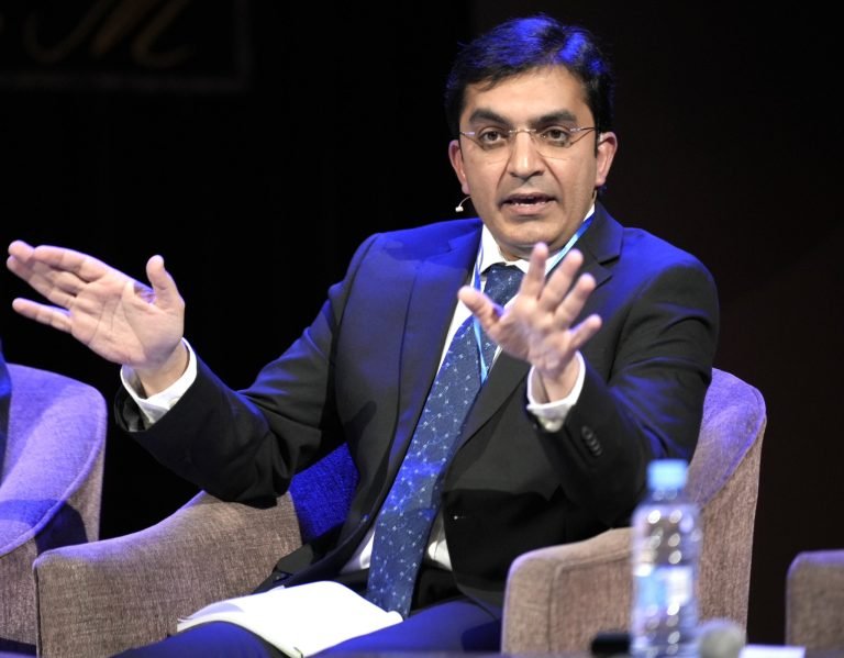 محسن داوړ د طالبانو حکومت ته:نن ولې جهاد نه کوئ، چې پرون مو په افغانستان کې ناروا جګړه روا بلله