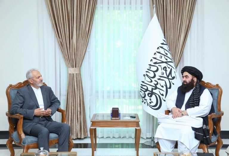 امیرخان متقي:افغانستان د ایراني حاجیانو لپاره د یوې میاشتې د ویزو معافیت په پام کې نیولی