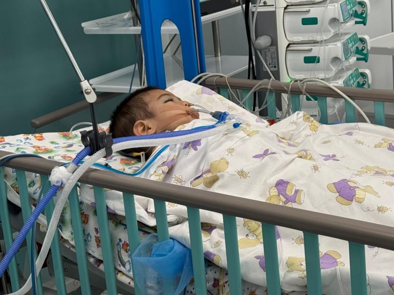 د طالبانو د بهرنیو چارو وزارت:د مسکو هوایي ډګر کې د وهل شوي افغان ماشوم قضیه تر تعقیب لاندې ده