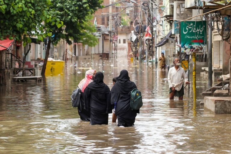پاکستان؛د سیلابونو له امله ۴۵ تنه وژل شوي