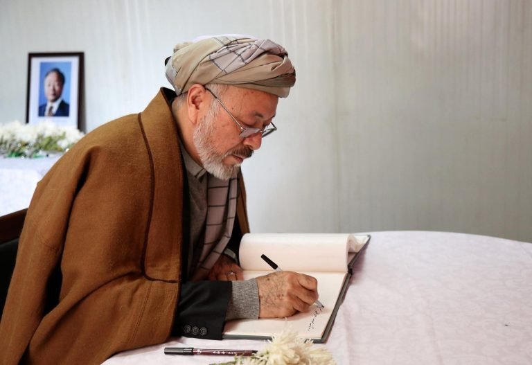 کریم خلیلي:افغانان لاهم له مشروع نظام بې برخې دي او طالبان دین د یوې وسیلې په توګه کاروي