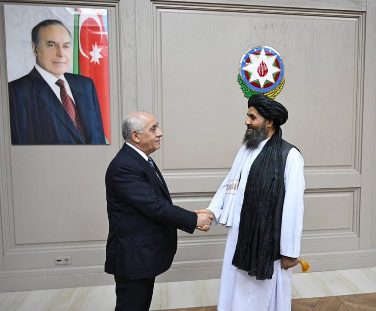 د اذربایجان لومړي وزیر سره د ملا برادر لیدنه؛دواړو لوریو پر سیاسي، اقتصادي او ټرانزیټ خبرې کړې