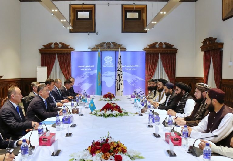 امیرخان متقي؛له خپل قزاقستاني سیال سره پر دوه اړخیزو اړیکو خبرې کړې دي