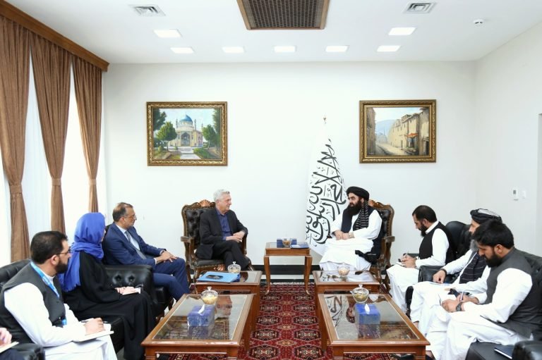 امیرخان متقي؛له فیلیپو ګرانډي سره د کډوالو پر وضعیت خبرې کړې