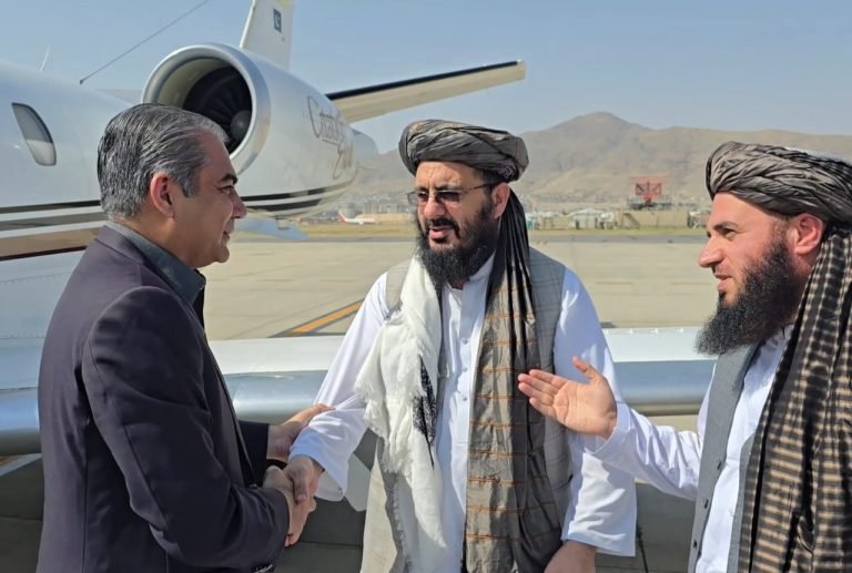 د طالبانو د کورنیو چارو مرستیال؛د حامد کرزي په نړۍوال هوايي ډګر کې د پاکستان د کورنیو چارو وزیر هرکلي وکړ