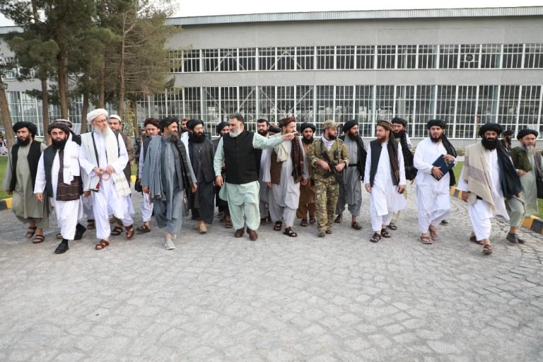 ملا برادر؛په کابل کې له ۶۰ کلن ځنډ وروسته د څو تولیدي فابریکو مجتمع پرانیست