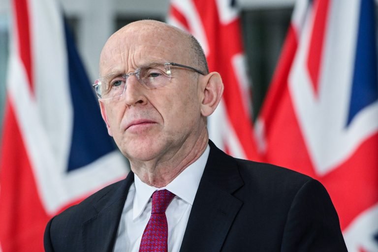 د بریتانیا دفاع وزیر:هغه افغانان د انتقال حق لري، چې نومونه یې افشاء شوي