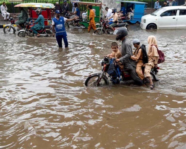 پاکستان:له جون میاشتې راهیسې د سختو بارانونو له امله ۱۱۱ کسان وژل شوي