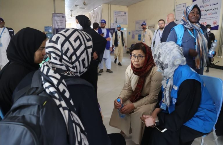 اتونبایووا:نړیوال دې له افغان کډوالو سره بېړنۍ مرستې وکړي