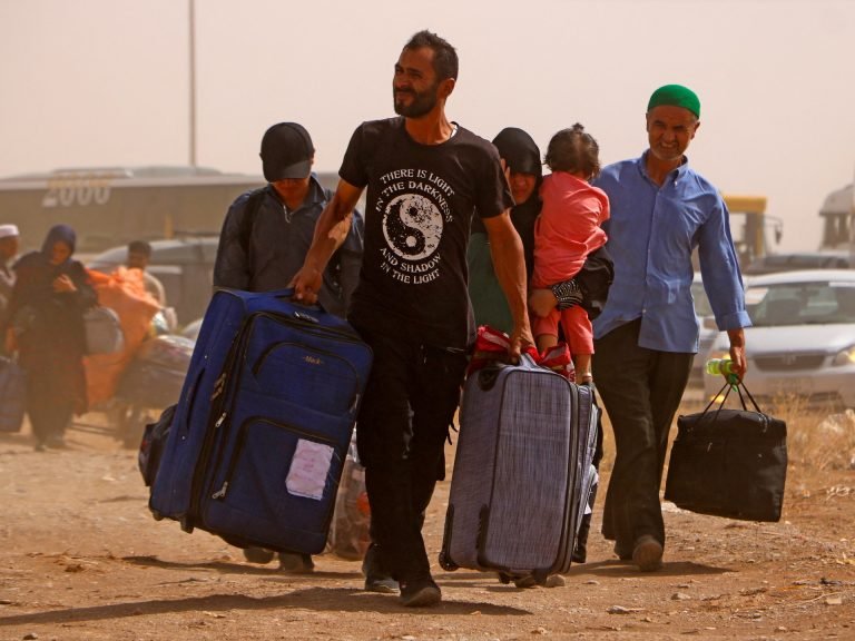 سرچینې:ایران افغانانو ته د ویزو د ورکړې پروسه سخته کړې