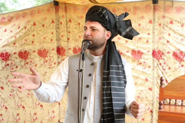 ضیاءالحق امرخېل:افغان نجونو جګړه کې ښوونځي لوستل؛ خو امن له زده کړو بې‌برخې کړې