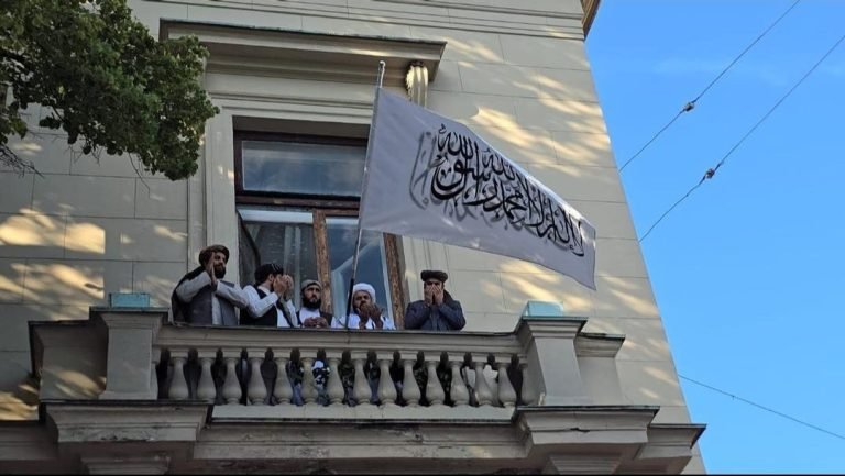 له رسمیت پېژندلو سره سم؛د طالبانو حکومت مسکو کې پر سفارت خپل بیرغ را وځړاوه