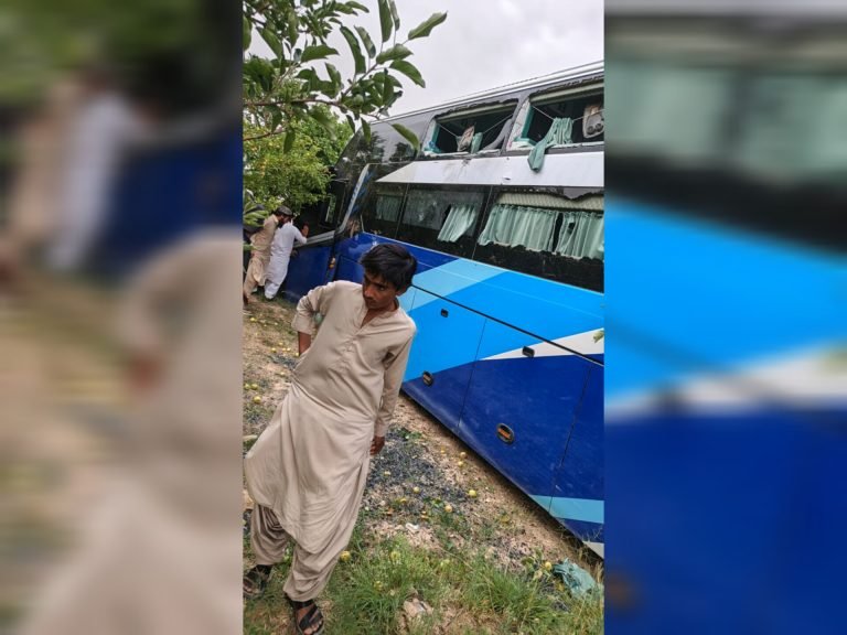 بلوچستان؛قلات کې د مسافرو پر ډک بس وسله‌وال برید شوی