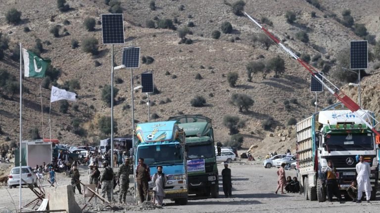 پاکستان؛افغان لوري سره د غلام خان پر بندر تګ راتګ تړلی