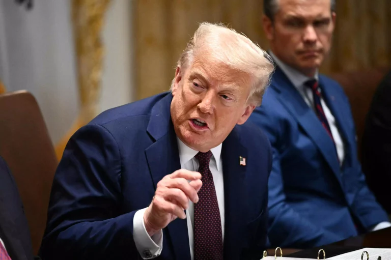 ډونالډ ټرمپ:ځینې پوځي تجهیزات په احمقانه ډول افغانستان کې پرېښودل شول