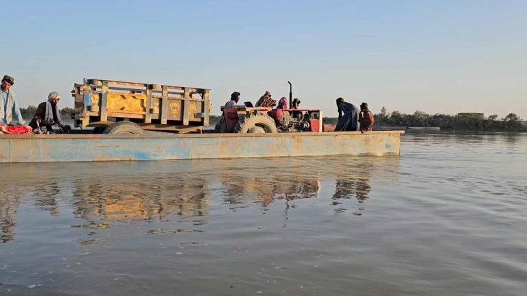 هلمند؛ګرمسیر ولسوالۍ کې د تراکتور ټېلۍ ډوبېدو له امله ۱۲ تنه مړه شوي