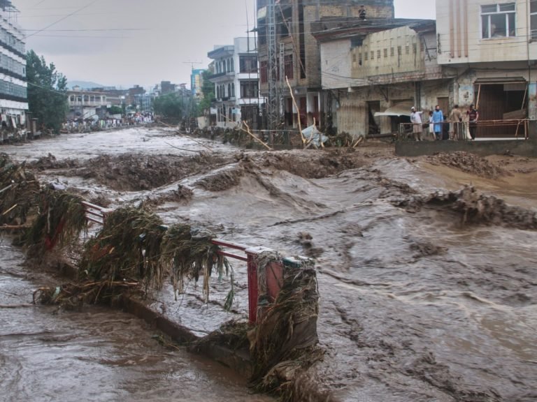 پاکستان کې؛د وروستیو طبیعي پېښو له امله د وژل شویو کسانو شمېر ۷۰۰ ته ورسېد