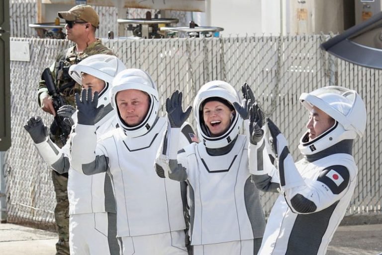 ناسا؛له سپیس ایکس سره په همغږۍ څلور هوا نوردان فضایي سټیشن ته ولېږل