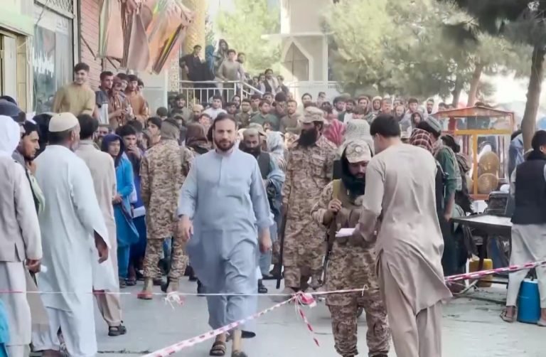 افغانستان کې د بې کارۍ اوج؛یوازې تیرو ۳ ورځو ۱۵ زره کسانو قطر ته د کارګرانو د لیږولو پروسې لپاره نوم لیکنه کړې