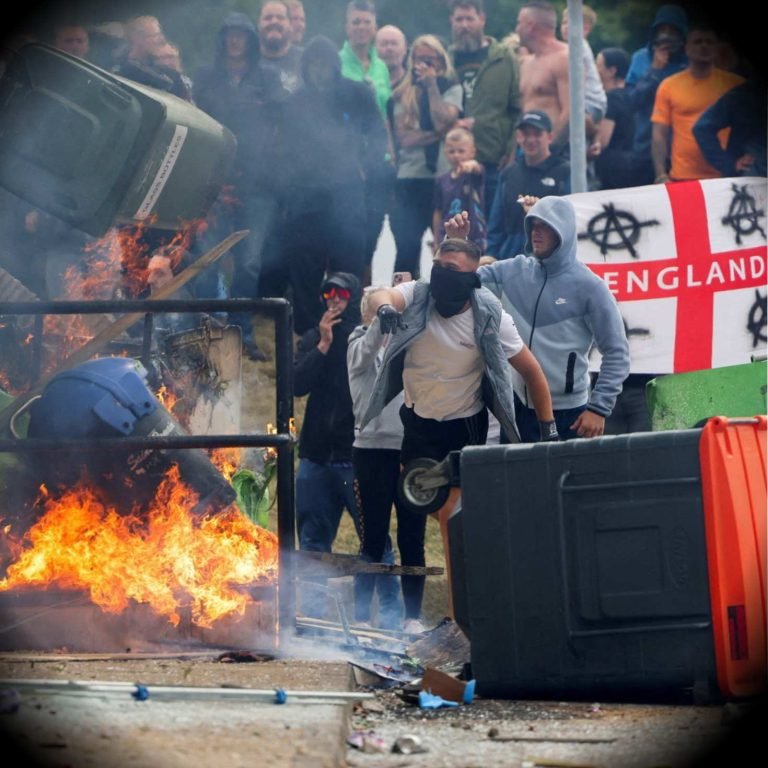 برېتانیا؛بیلابېلو ښارونو کې د کډوالو ضد لاریونونه ترسره شوي