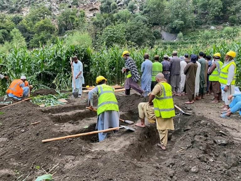 د خوړو نړیوال پروګرام:د کونړ او ننګرهار زلزله‌ځپلو ته د بېړنیو مرستو لېږد روان دی