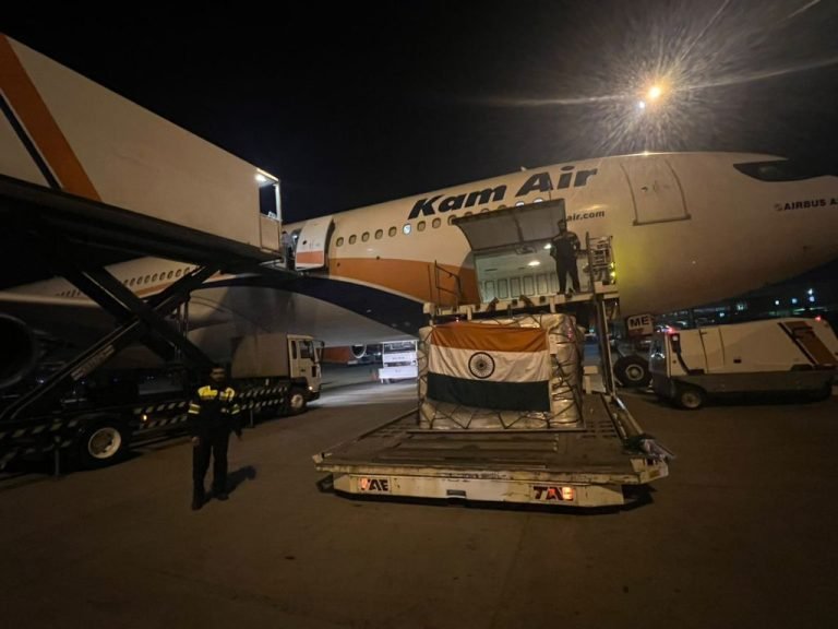 د هند د بهرنیو چارو وزیر:هند زلزله‌ځپلو سره د ۲۱ ټنه بشري مرستو لومړۍ جوپه کابل ته ولېږله