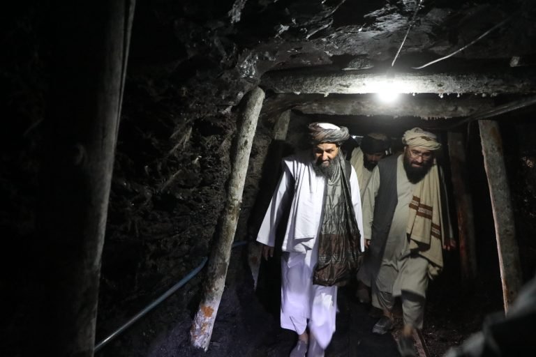 ملا عبدالغني برادر؛د سرپل په بلخاب کې د ډبرو سکرو کان او نښلونکي سړک د جوړېدو چارې پرانیستې