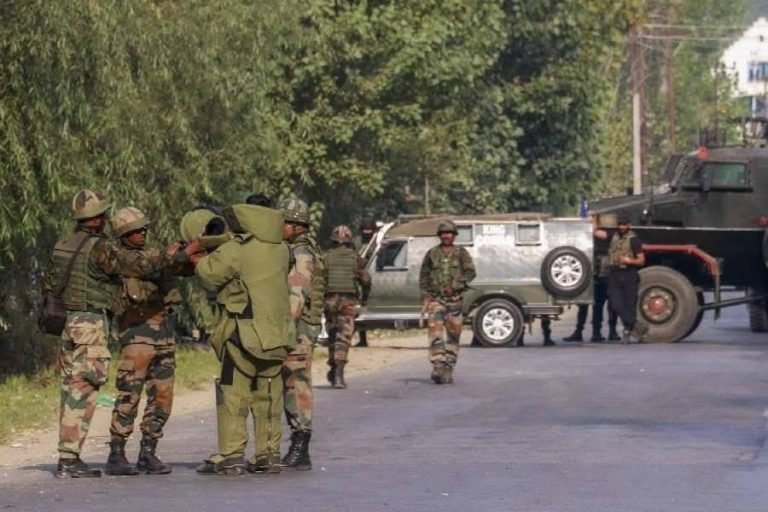 خیبر پښتونخوا؛کرک کې پر پولیسو برید کې د تاڼې د مشر په ګډون درې سرتېري وژل شوي