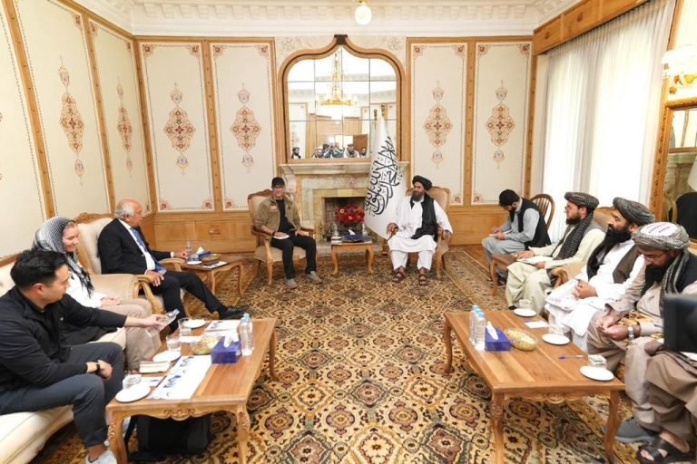 ملا عبدالغني برادر؛د امریکا د ولسمشر ځانګړي استازي سره په کابل کې وکتل