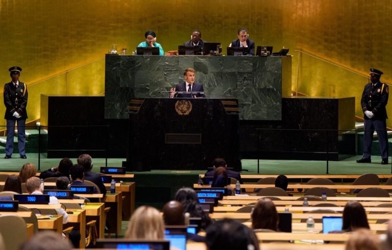 امانوېل مکرون:ایران د اتومي هوکړو ټول تعهدات مات کړي دي