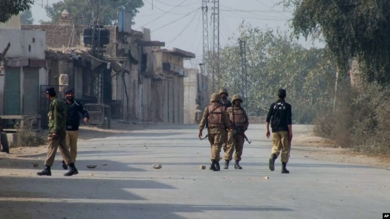 خیبر پښتونخوا؛کرک کې پر پولیسو برید کې د تاڼې د مشر په ګډون درې سرتېري وژل شوي