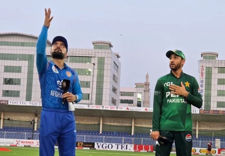 افغان کرکټ ملي لوبډلې؛د پاکستان پر وړاندې د پچې په ګټلو سره د لومړۍ توپ وهنې پرېکړه وکړه.