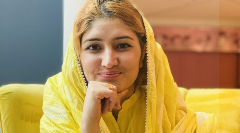 افغانې خبریالې؛سلما نیازۍ د ۲۰۲۵ کال د «ځوان خبریال» نړیواله جایزه وګټله