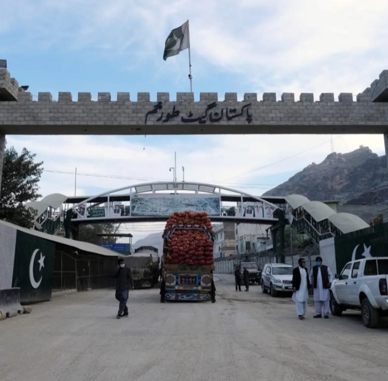 پاکستان؛د انټرنېټ کیبلونو د پرې کېدو له امله د تورخم دروازه د هر ډول تګ راتګ پرمخ تړلې