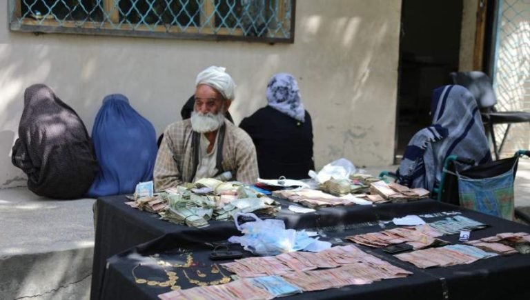 د طالبانو حکومت د کورنیو چارو وزارت:کابل کې ۷ سوالګر له نږدې اووه سوه زره افغانیو او د سرو زرو لاکټونو سره نېول شوي