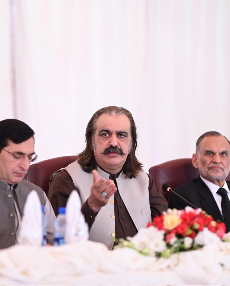 علي امین ګنډاپور:اسلام‌اباد له کابل سره د خبرو د پیل طرحه منلې ده